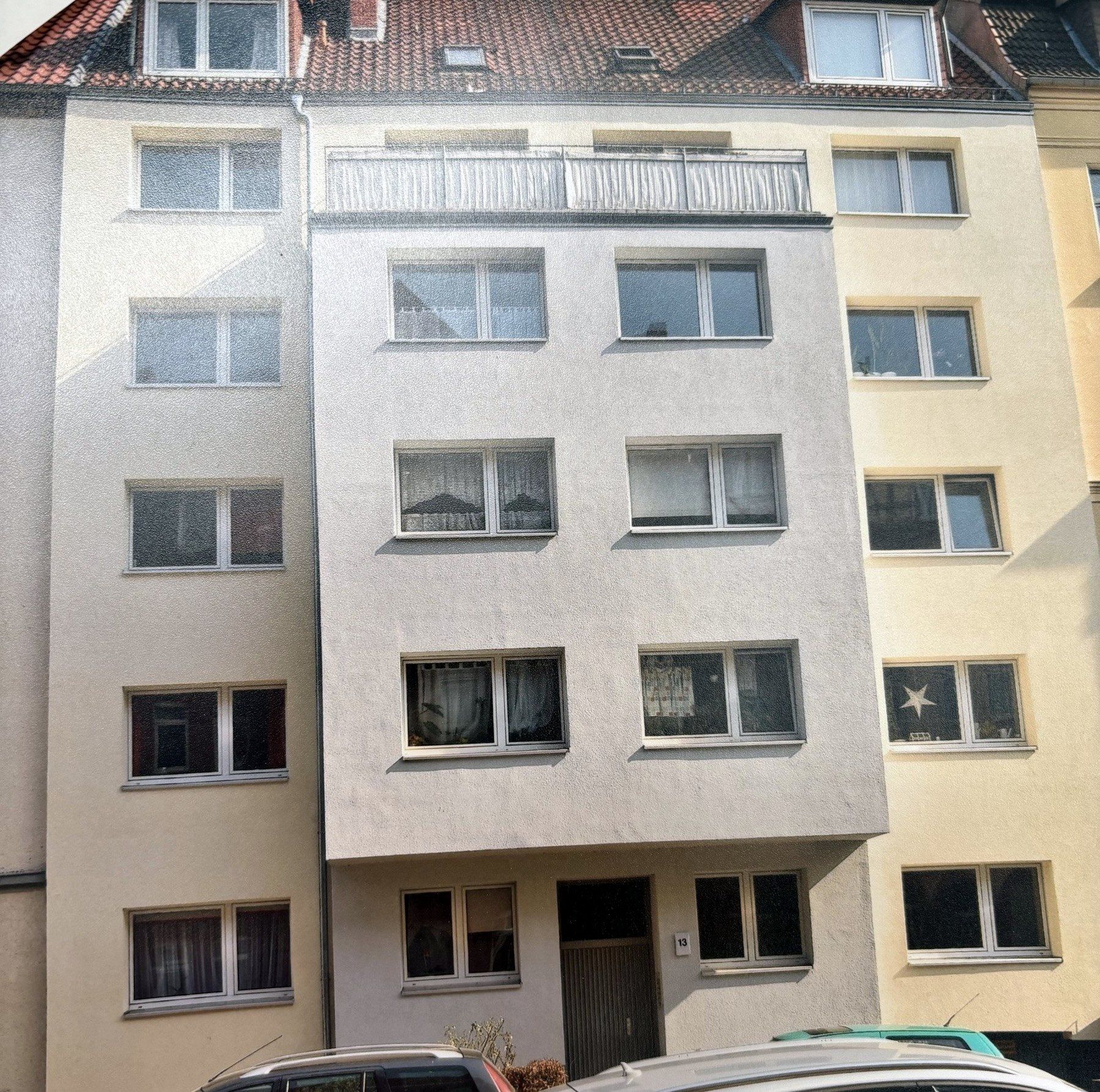 Hell verputztes Mehrfamilienhaus Comeniusstraße 13 mit vorgezogenem Mittelteil, Dachterrasse und Gauben