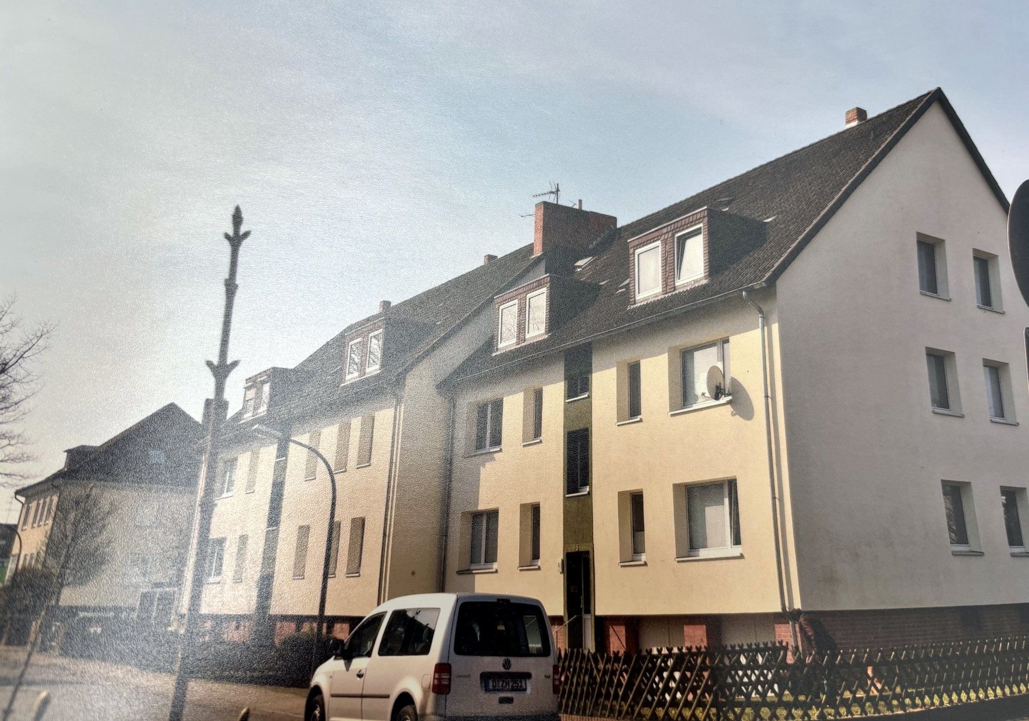 Dreigeschossige Wohnhäuser Fröbelweg 3 und 5 in Langenhagen, gelb und weiß verputzt, mit Satteldach und Gauben