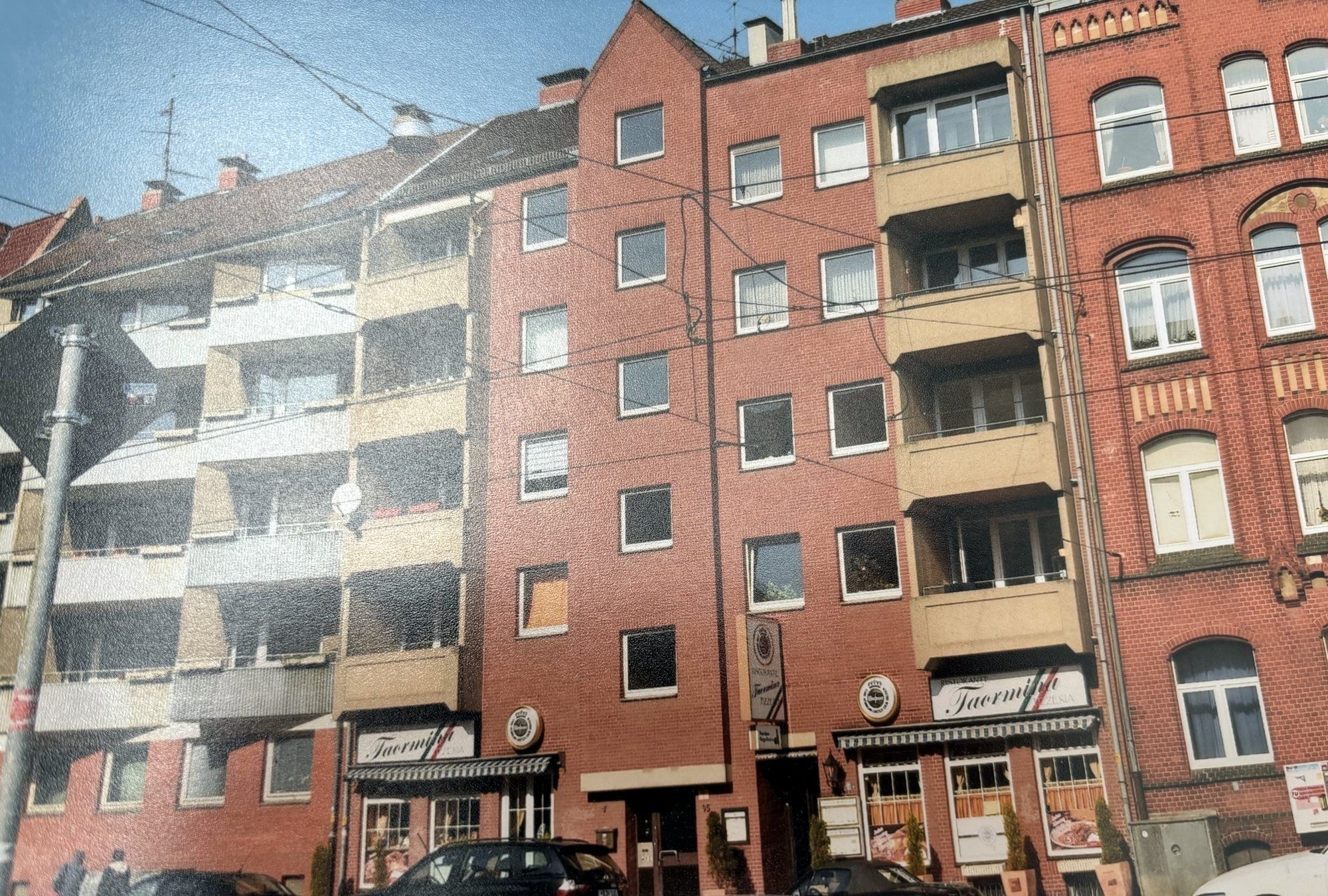 Rotes Klinker-Mehrfamilienhaus Kirchröder Straße 95 mit hellen Balkonen und Gaststätte im Erdgeschoss